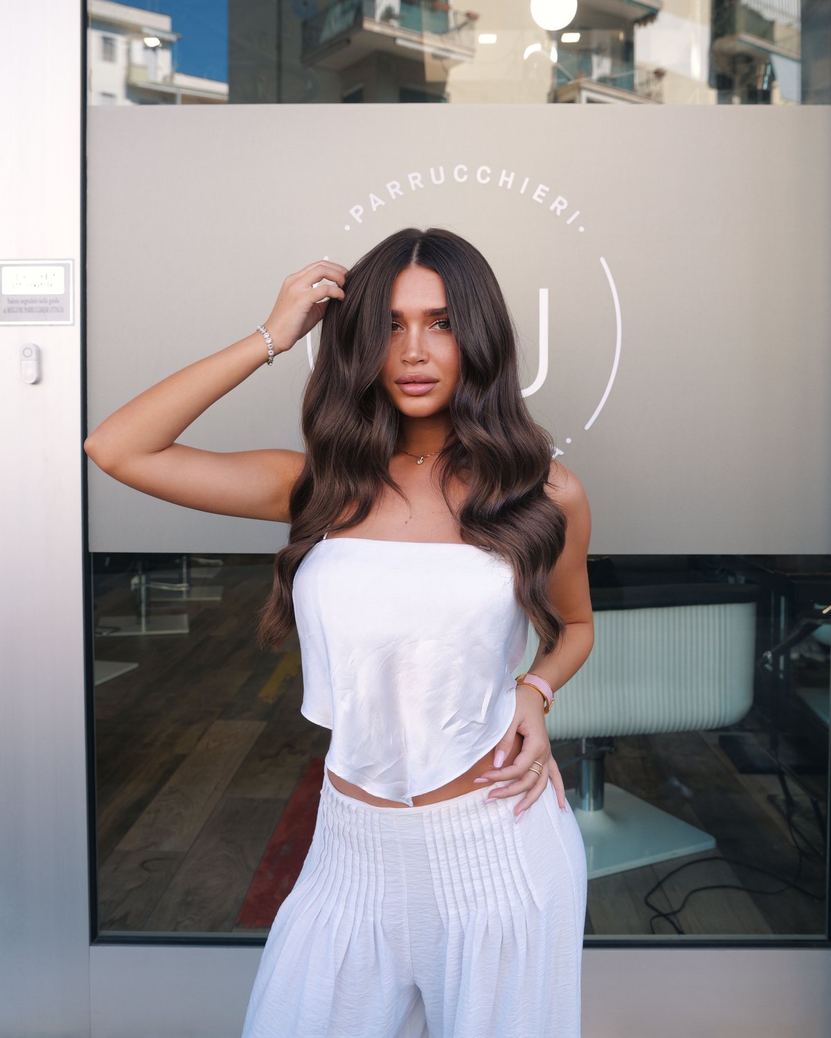 Cliente con extension lunghe e mosse davanti al salone di Napoli